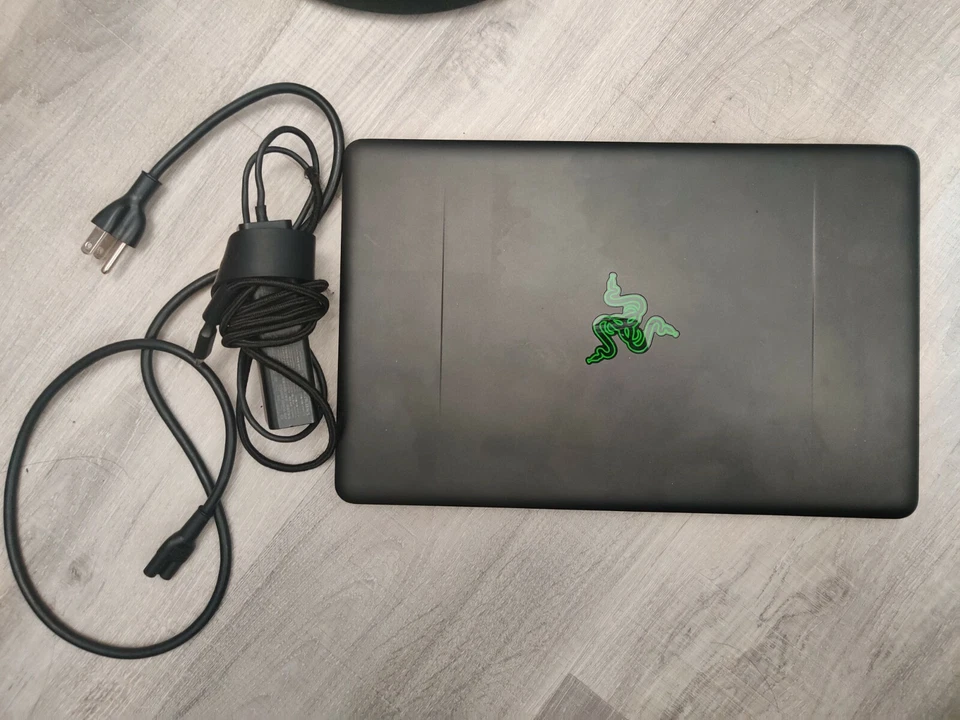 Razer лезвие Stealth 13» Core i7-6500U @ 2,5 ГГц, 256 GB SSD памяти, 8 GB RAM - Изображение 1 из 3