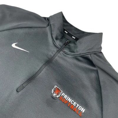 Pullover gris Nike Dri-Fit 1/4 cremallera emitido por el equipo de softbol Princeton Tigers • Grande Foto 1 de 4