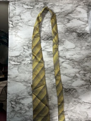 Corbata Cuello Versa, Amarilla y Negra 100% Seda, Hecha en China Foto 1 de 4