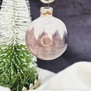 Ornamento in vetro natalizio vintage - prugna Brite lucida con tappo da neve in mica - diametro 2" - Foto 1 di 16