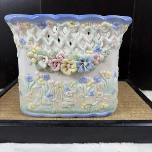 Garden Vase Fence Raised Sculpted Floral Lattice - Picture 1 of 8