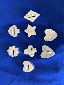 8 tagliabiscotti alluminio metallo mai usati cuore diamante club vanga - carte poker - Foto 1 di 2