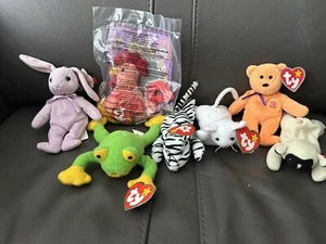 Konvolut sieben Beanie Babys. Sechs sind Donald Sammlerstücke eines ohne Ohrmarke - Bild 1 von 10