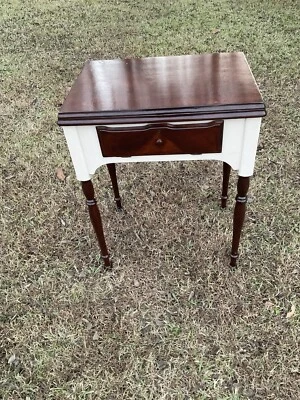 Gabinete de costura vintage cambio de imagen en mesa de detalles de color beige y marrón Foto 1 de 4