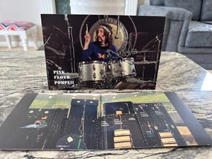 Pink Floyd At Pompeii MCMLXXII 2 Nick Mason SIGNED Autographed Postcard 2CD ✅ - Picture 1 of 18