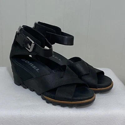 Sandálias anabela Sorel Joanie II feminina 8,5 couro preto alça de fivela no tornozelo NL2831 - Imagem 1 de 4