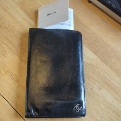 CHANEL AUTHENTIC VINTAGE CAVIAR LEATHER LARGE BIFOLD WALLET  CLASSY STUNNING - Image 1 of 4