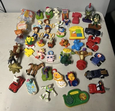 Lote misto de brinquedos de PVC vintage dos anos 90–2000 McDonald’s 40 Plus brinquedos - Imagem 1 de 3