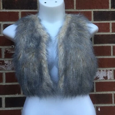 Chaleco recortado de piel sintética gris W118 by WALTER BAKER Foto 1 de 4