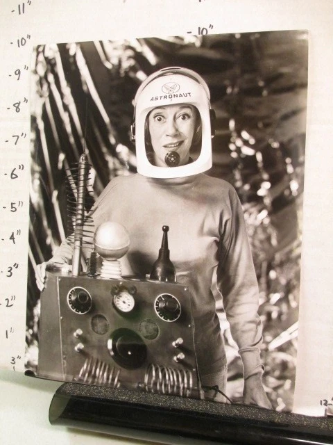 Foto promocional programa de televisión 1963 IMOGENE COCA Ideal astronauta espacio exterior casco juguete Foto 1 de 1