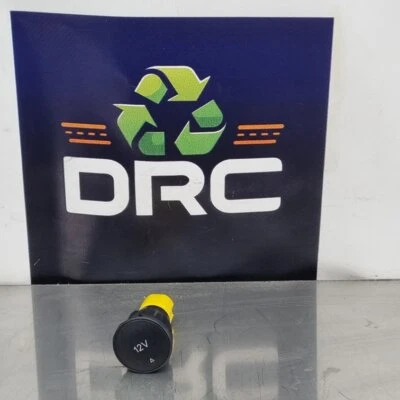 FORD FIESTA MK8 2017-2023 12V SALPICADERO TOMA DE CORRIENTE  Foto 1 de 4