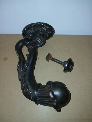 très ancien heurtoir de porte , col de cygne  avec son clou de frappe d'origine - Photo 1/4