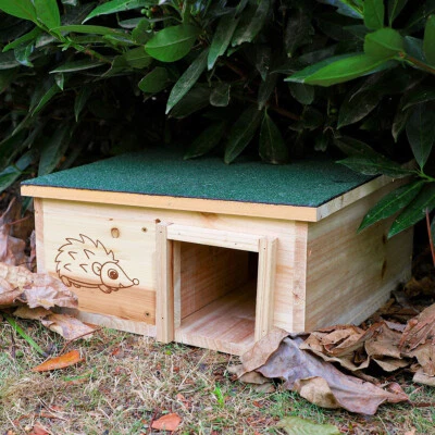 Raised Wooden Hedgehog House Animal Hibernation Shelter House with Green Roof
