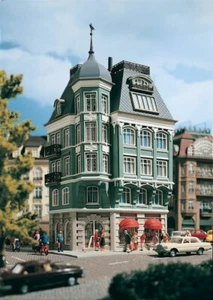 4 STORY DOWNTOWN BANK BUILDING w/ORNATE TURRET - HO Scale PLASTIC KIT 3771 - NEW - Picture 1 of 7