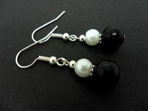 A PAIR OF 8-10MM DANGLY BLACK AGATE WHITE SHELL PEARL SILVER PLATED EARRINGS. - Picture 1 of 1