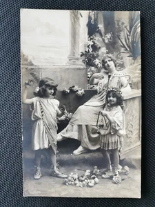 CPA Carte Photo - Une jeune femme assise à jouer de la lyre avec deux fillettes - Imagen 1 de 2