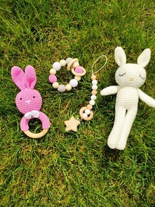 4 Teile Set Rassel Hase Beißring Schnullerkette Greifling Gehäkelt *Rosa, - Bild 1 von 4