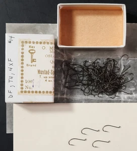 100 Mustad #98933 size 14 Up Eye 4 X Fine Dry Fly Tying Hooks - Picture 1 of 7