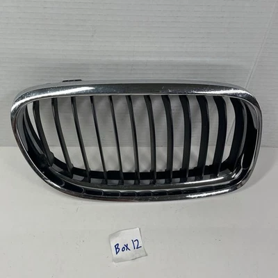 USADO 2009 2010 2011 BMW 335i 335d GRADE DIANTEIRA DIREITA 51-13-7-201-968 FABRICANTE DE EQUIPAMENTO ORIGINAL - Imagem 1 de 4