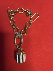 HENRI BENDEL New York goldfarbene Emaille Strass Hutschachtel Bettelarmband - Bild 1 von 10