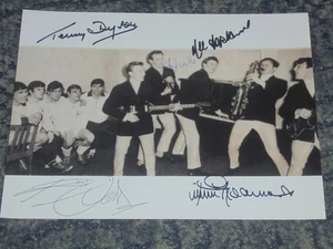 DAVE CLARK - DAVE CLARK 5 PLUS 4 SPURS PLAYERS - 12x8 PHOTO SIGNED.  VERY RARE - Picture 1 of 1