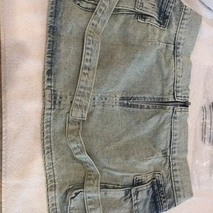 NWT PrettyLittleThing Blue Denim Cargo Mini Skirt Size 8 - Picture 1 of 7