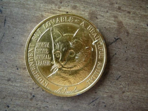 North Shore Animal League Vintage Color Dorado Moneda Medalla 1.5" - Gato y Perro - EX - Imagen 1 de 3