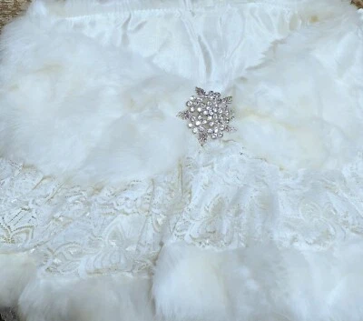 CAPA NUPCIAL BODA IMITACIÓN PIEL BLANCA Y ENCAJE con PIN BROCHE DIAMANTES DE IMITACIÓN ~ OSFM ~ NUEVO Foto 1 de 4