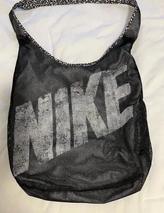 Borsa a tracolla Nike Graphic Reversible nera maglia bianca floreale a tracolla - Foto 1 di 5