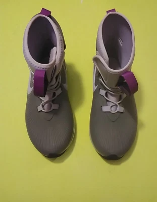 Nike Boot Niños EE. UU. Zapato Talla 1Y (BQ5381 003) Gris/Violeta ¡BONITO! PRECIO MÁS BAJO! MIRAR Foto 1 de 4