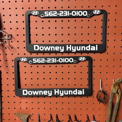 Marco de matrícula de plástico negro Downey Hyundai Foto 1 de 4