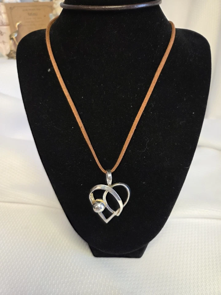 Красивый серебристого тона сердце подвеска представляет мать и ребенка на кожаной цепочке - Изображение 1 из 1