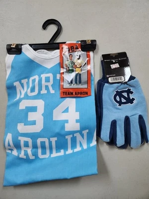 Guantes deportivos utilitarios de Carolina del Norte con tacones alquitranados NCAA y delantal de equipo Foto 1 de 2