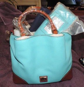 NUOVISSIMA CON ETICHETTE BORSA DOONEY & BOURKE BRENNA CALYPSO CON PORTAFOGLIO ABBINATO E POLVERE - Foto 1 di 7