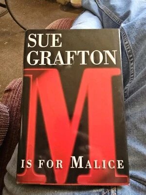 Sue Grafton M Is For Malice First Edition 1996 Hardcover & Dust Jacket Foto 1 de 4