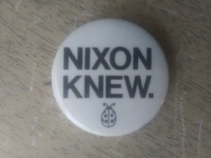 Pin de campaña anti Richard Nixon botón trasero Nixon sabía error Watergate - Imagen 1 de 4