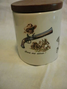 Ältere Keramik Deckel  Dose Decor Pistole Kutsche Musketier Degen Kartenspiel - Bild 1 von 6