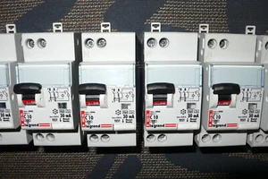 DISJONCTEUR DIFFERENTIEL 10A 30mA, TYPE A, et Hpi. LEGRAND 10 AMPERES PC.4,5KA. - Imagen 1 de 9