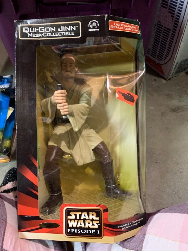 Figura coleccionable Qui Gon Jinn de Star Wars Episodio 1 con sable de luz Foto 1 de 1