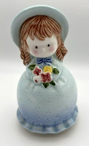 Caja de música vintage de porcelana para niña pradera azul con ramo de flores de 5" de alto - Imagen 1 de 6