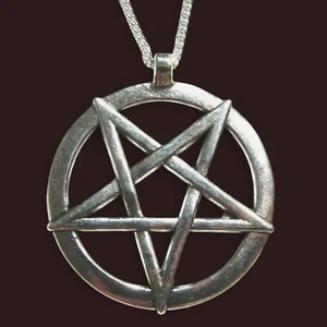 COLLAR COLGANTE PENTAGRAMA INVERTIDO GRANDE pentáculo plateado wiccan unisex Q3 - Imagen 1 de 3