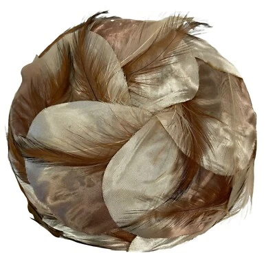 Винтажная дамская шляпа Greenlawn с перьями в обертке круглая коричневая желтовато-коричневая сделано в Союзе Derby  - Изображение 1 из 4