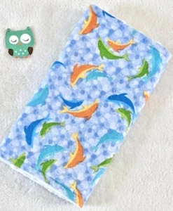 Handgefertigtes, blaues Flanell Delfine & weißes Minky Bubble Baby Spucktuch - Bild 1 von 2