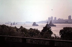 Orig 35mm Foto Dia, Marineflottille / Militär Kriegsschiffe auf dem Weg flussabwärts - Bild 1 von 1