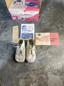 Vintage Wee Lauflernwagen Babyschuhe mit Originalkarton und Einsatz 60er Jahre Größe 1 weiß 220 - Bild 1 von 20