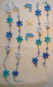 5 Filz Blumen Blüten Deko Floristik Basteln Aufhänger 45 cm lang filz weiss blau - Bild 1 von 7
