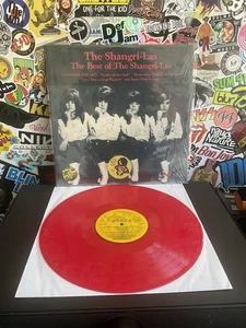 THE SHANGRI-LAS The Best Of VG++ RED VINYL W/HYPE STICKER/3000 - Picture 1 of 2