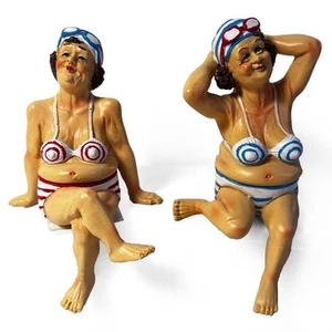 Dos mujeres gordas banandoses en bikini de estilo retro - Bild 1 von 7