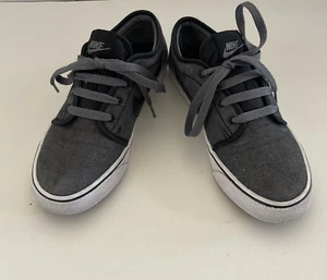 Nike Toki Sneakers basse in tela grigio/nero/bianco taglia 3,5 anni (631558-005) - Foto 1 di 9