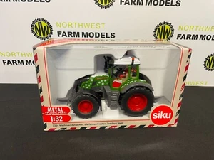SIKU 3224 1:32 SCALE FENDT 728 CHRISTMAS TRACTOR - Picture 1 of 3